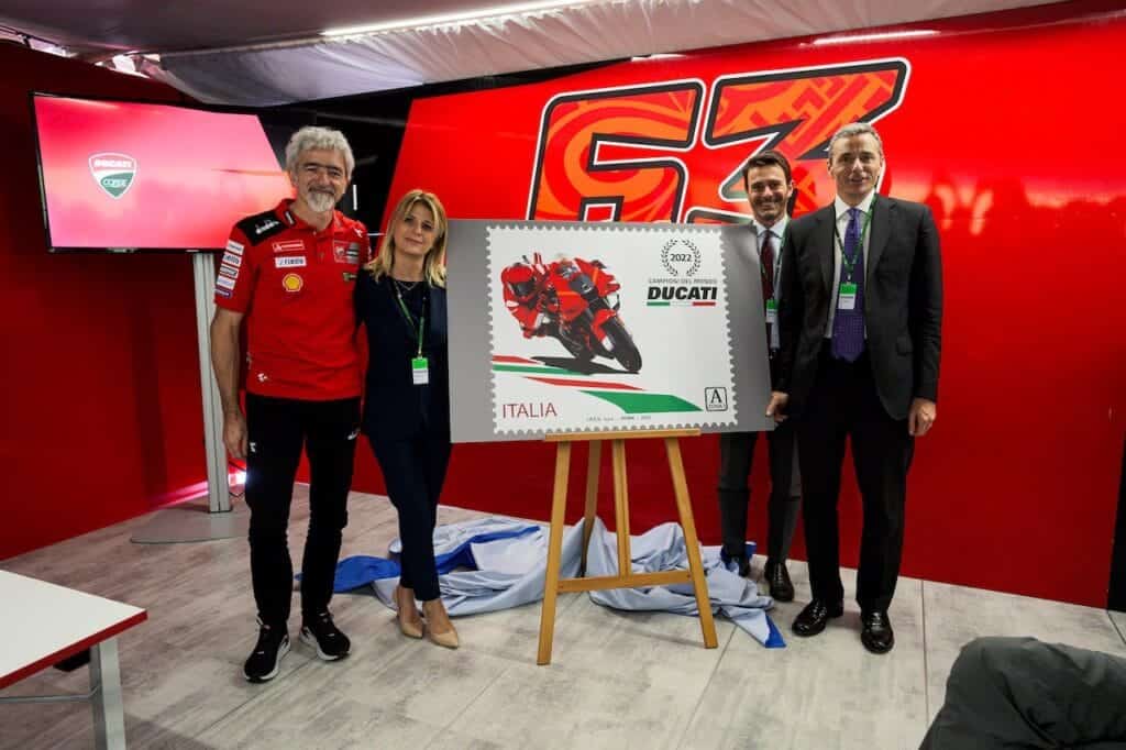 centenario Ducati francobollo moto - Ducati celebra il suo centenario con un francobollo speciale - guida 1775930338997