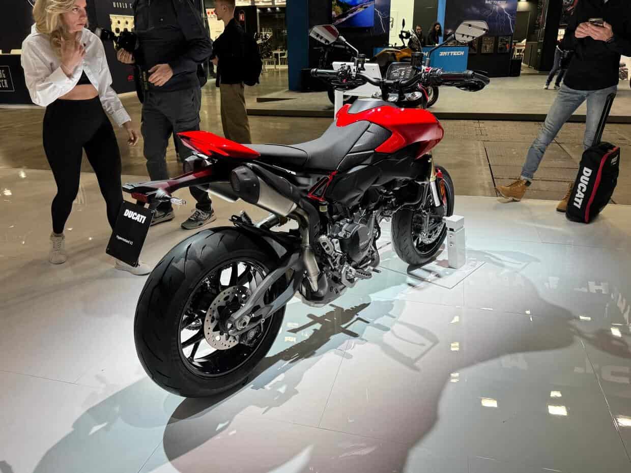 Recensione Ducati Hypermotard V2 2026: Leggerezza e Emozione su Due Ruote Recensione Ducati Hypermotard V2 2026: Leggerezza e Emozione su Due Ruote