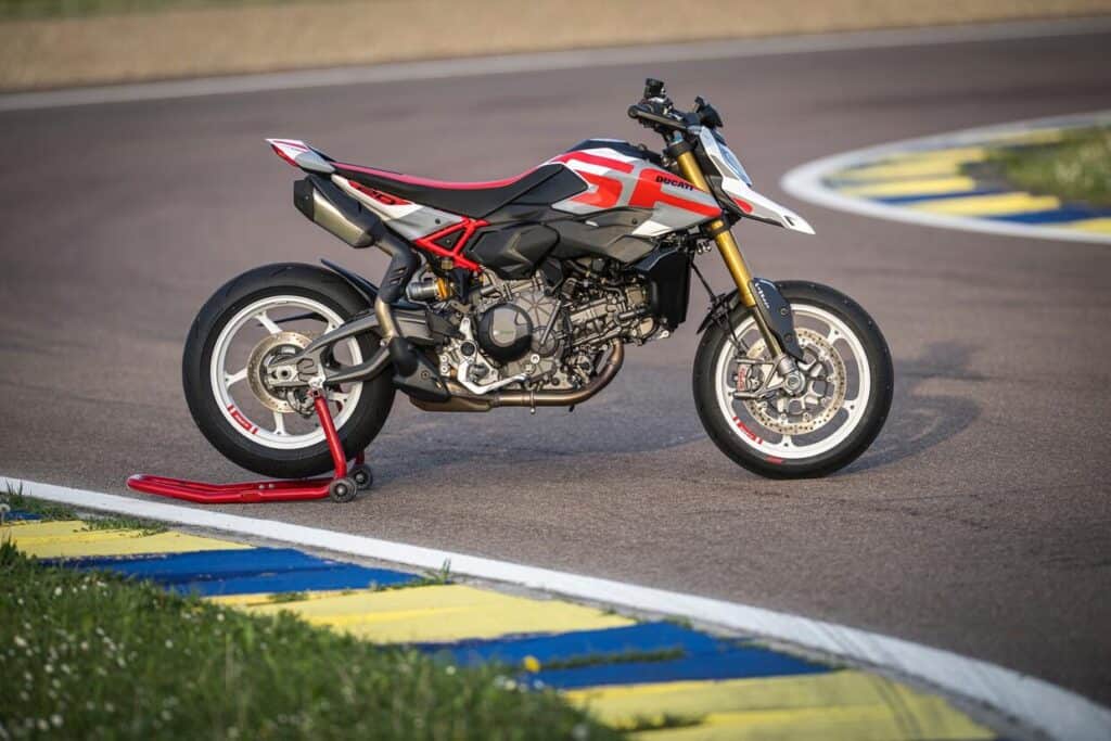 Ducati Hypermotard V2 2026 moto - Ducati Hypermotard V2 2026: Leggerezza e Carattere in un Unico Modello - guida 1776879010898