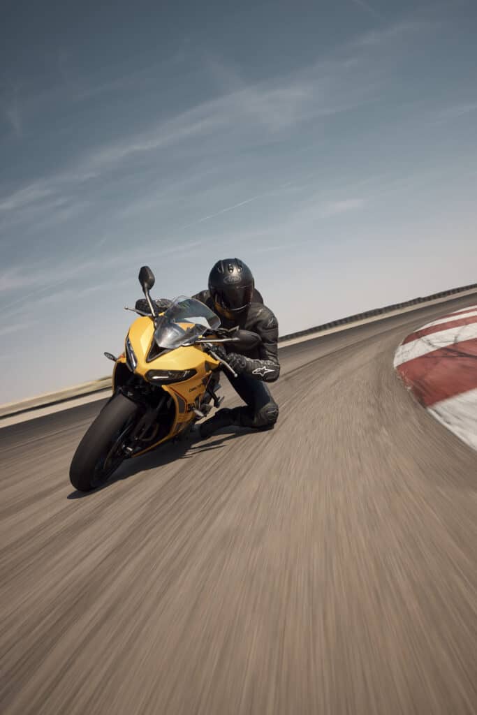 Moto Sportive 2026: le Novità Tecnologiche che Cambiano la Guida su Strada Moto Sportive 2026 Le Novit Tecnologiche Che Cambiano La Gui 1777450431886 683x1024
