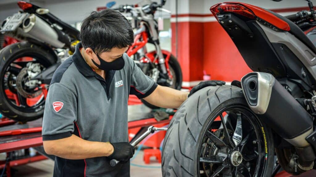 regolazione catena moto fai da te moto - Guida Completa alla Regolazione della Catena della Moto Fai da Te - guida 1776248002430