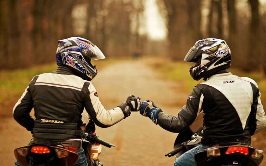 saluto motociclisti moto - Il Saluto tra Motociclisti: Tradizione da Riscoprire - guida 1776965533292