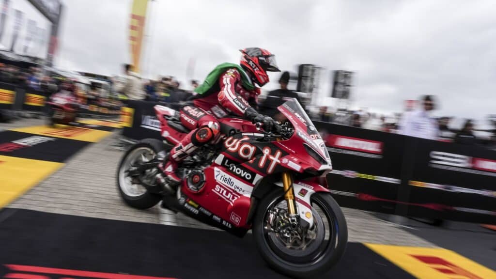 SBK 2026 Nicolò Bulega moto - SBK 2026: Trionfo di Nicolò Bulega ad Assen con Tripletta - guida 1776619511179