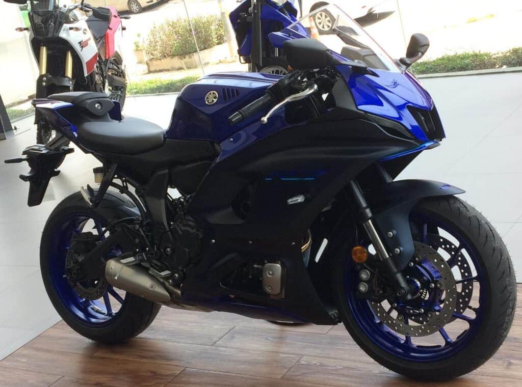 Yamaha R7 2026 moto - Scopri la Nuova Yamaha R7 2026: Elettronica Avanzata e Spirito Pistaiolo - guida 1777451988995