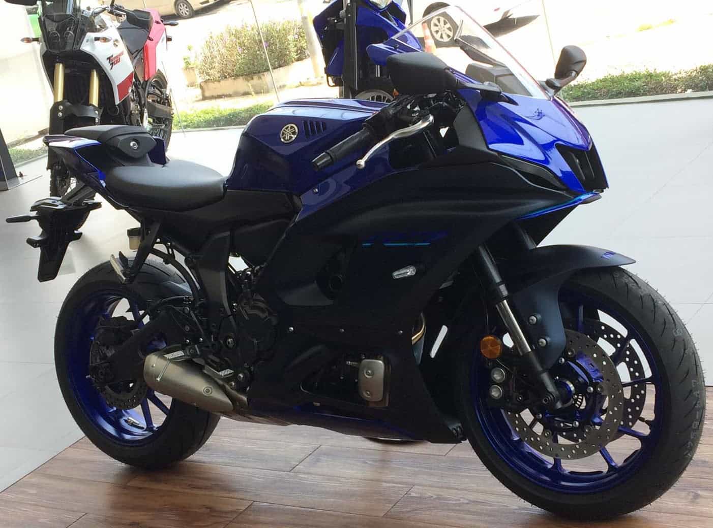 Scopri la Nuova Yamaha R7 2026: Elettronica Avanzata e Spirito Pistaiolo