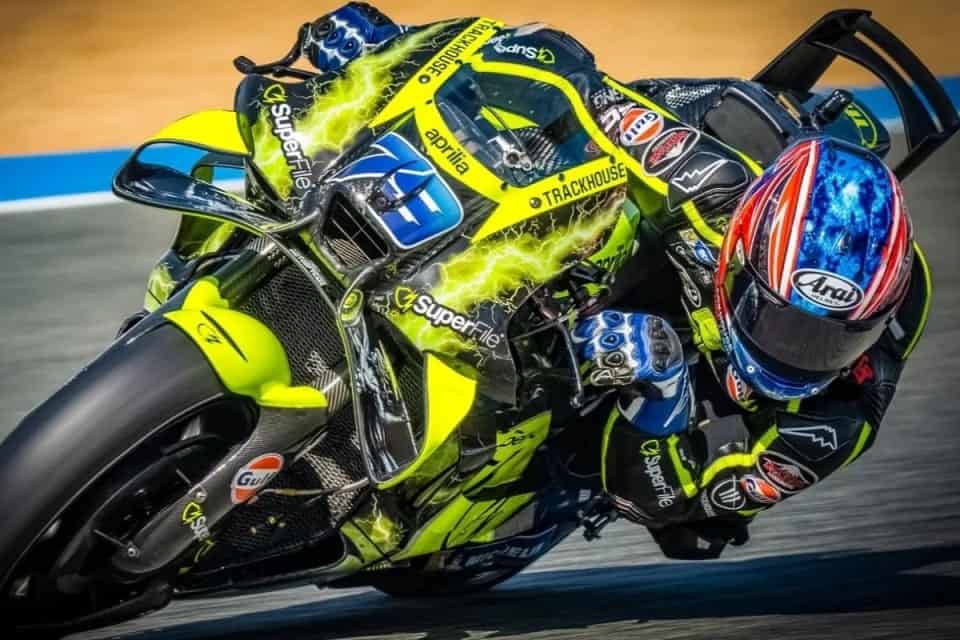 Alex Escrig casco solidale moto - Alex Escrig e il casco solidale: un gesto per i bambini della Fundación Xana - guida 1778835614773