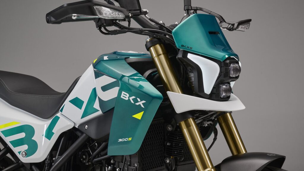 Benelli BKX 300 moto - Nuove Benelli BKX 300 e BKX 300 S: Scopri il Monocilindrico Euro 5+ da 292 cc - guida 1777884608016