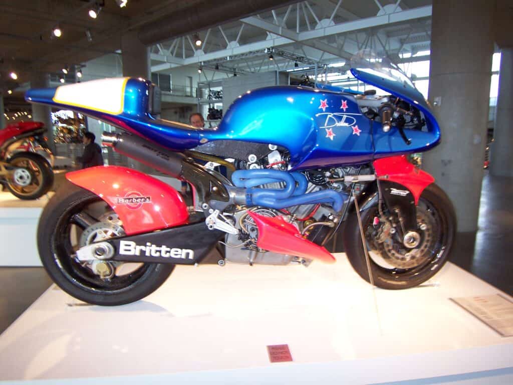 Britten V1000 moto - Britten V1000: la leggenda artigianale che ha rivoluzionato le corse - guida 1779266413369