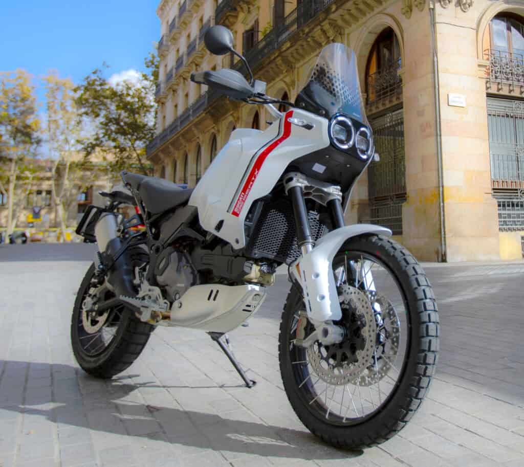 Ducati DesertX: Potenza e Versatilità Fuoristrada del Motore V2 Ducati DesertX moto - Ducati DesertX: Potenza e Versatilità Fuoristrada del Motore V2 - guida 1779181212163