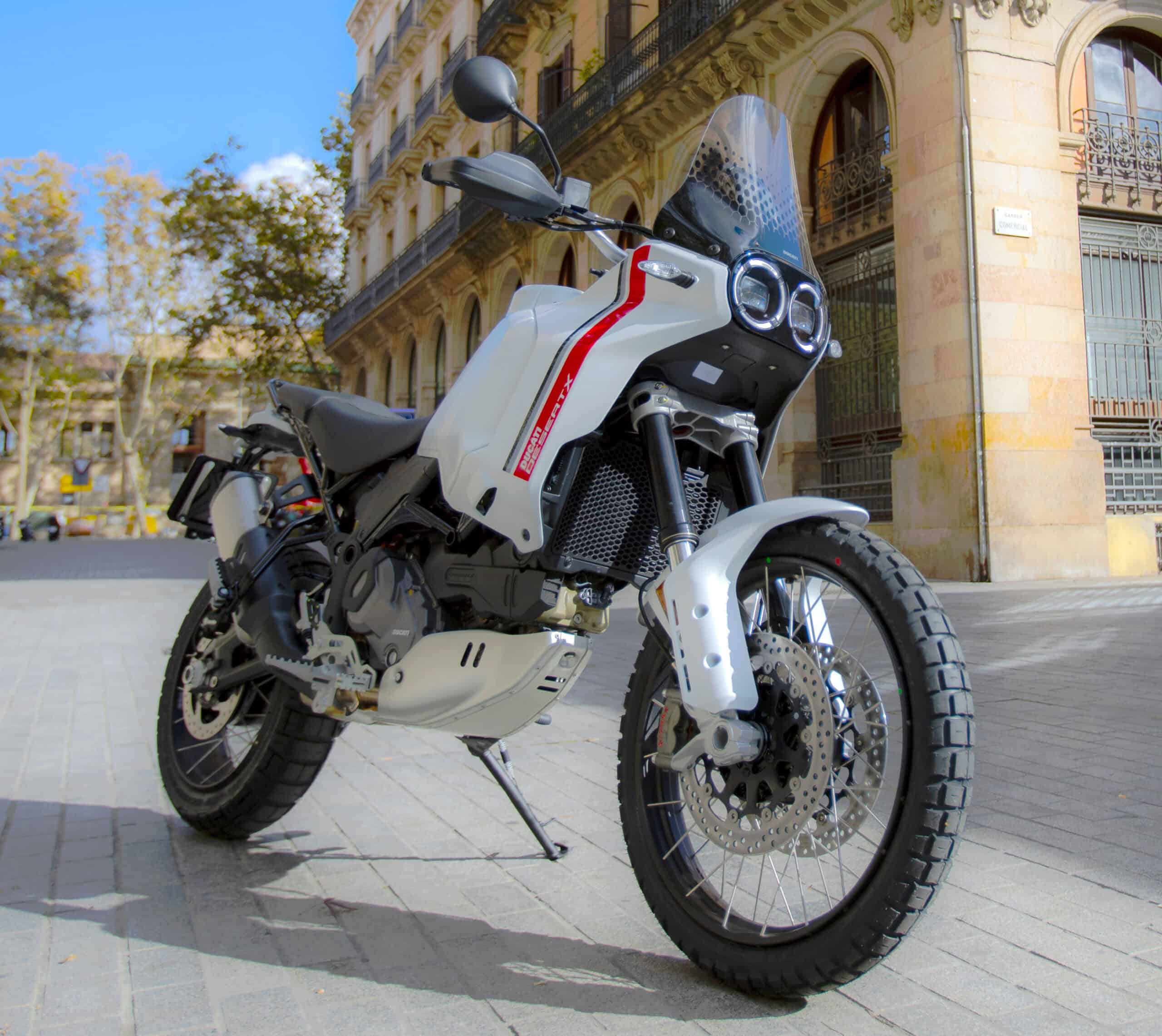 Ducati DesertX: Potenza e Versatilità Fuoristrada del Motore V2