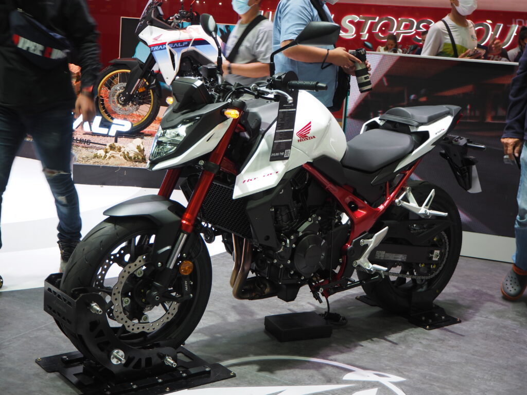 Honda Hornet 750 moto - Honda Hornet 750: il ritorno degli anni '80 con aerodinamica MotoGP - guida 1778056825498