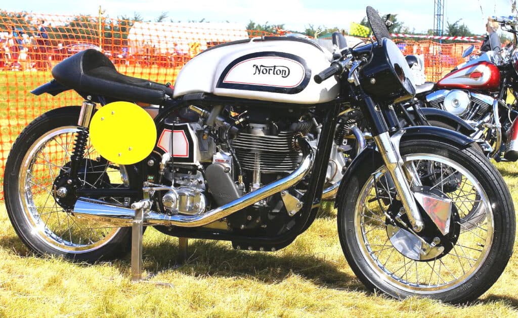 Norton Manx R moto - Norton Manx R: La Rinascita del Lusso e della Guida Vecchia Scuola - guida 1779872421689