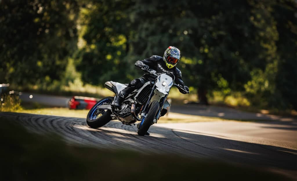 Suzuki DR-Z4SM recensione moto - Test in Pista: Scopri le Prestazioni della Suzuki DR-Z4SM - guida 1779871811414