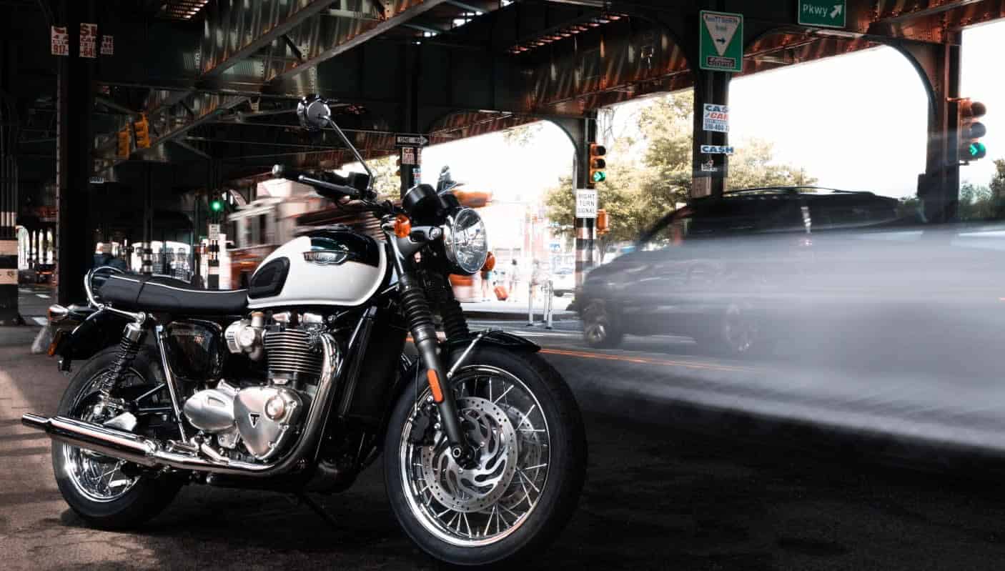 Triumph Bobber Potenziata: Una Sfida Aperta alle Superbike