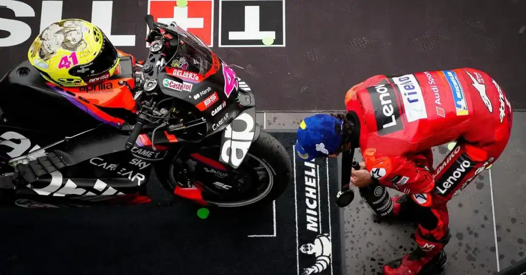 Aprilia MotoGP Bagnaia moto - Bagnaia e Bezzecchi: Nuove Speranze per Aprilia in MotoGP 2027 - guida 1782376209979
