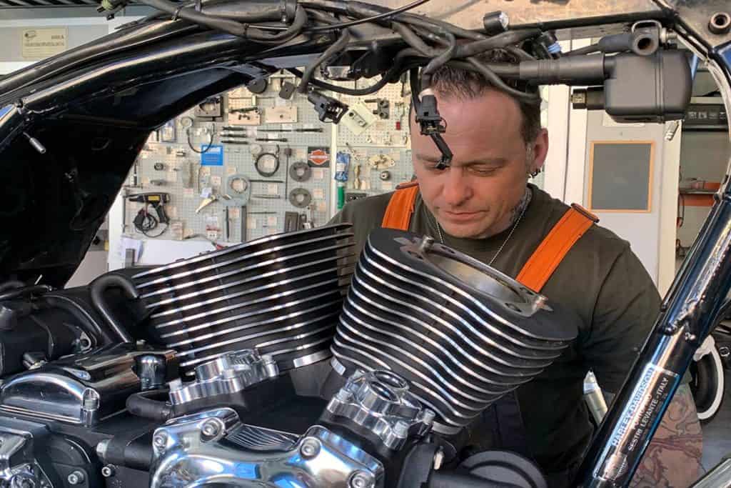 Manutenzione Moto Fai-da-Te: Cosa Fare e Cosa Evitare Manutenzione Moto Fai-da-Te: Cosa Fare e Cosa Evitare