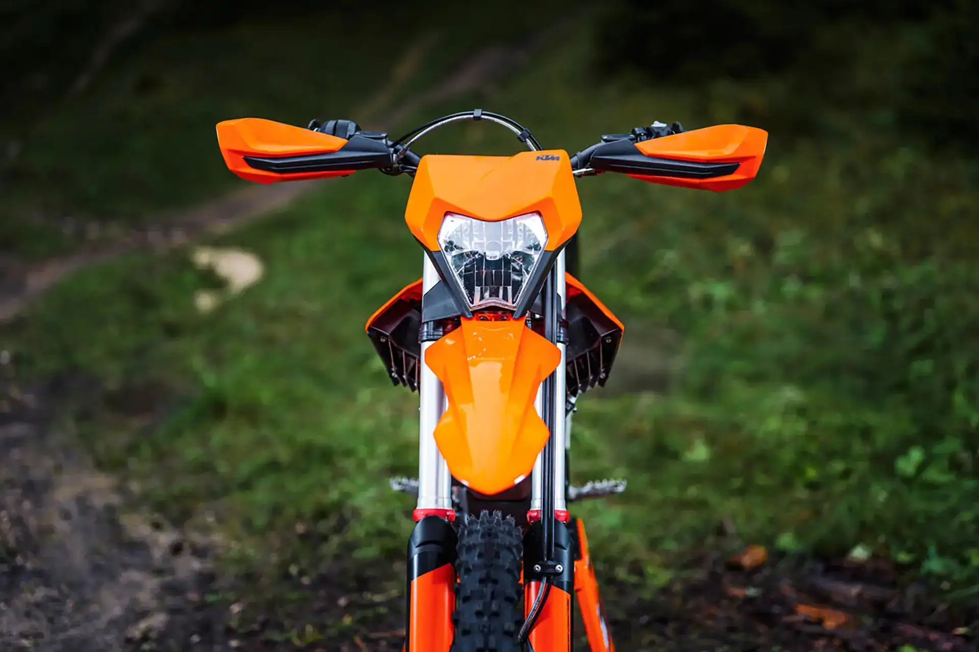 KTM EXC ed EXC-F 2027: Nuove Grafiche per l'Enduro Senza Compromessi