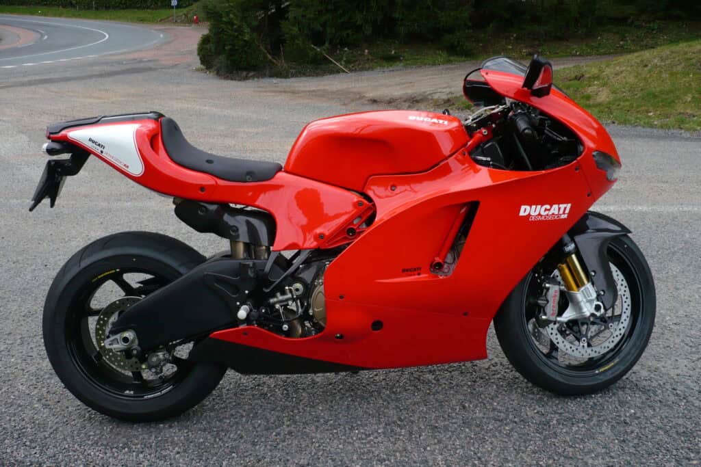 Ducati Desmosedici RR moto - Riemerge una Ducati Desmosedici RR come nuova dopo 20 anni - guida 1782895215984
