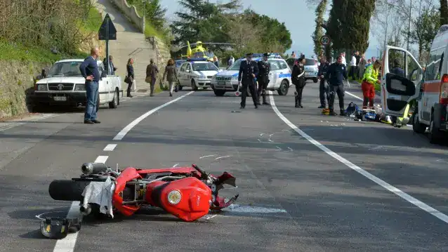 incidente moto Cattinara moto - Incidente a Cattinara: Moto travolge mamma e bimba sulle strisce pedonali - guida 1783587010763
