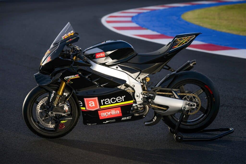 Max Biaggi Aprilia RSV4 X moto - Max Biaggi dimostra la sua passione imperitura per le due ruote nei test con Aprilia RSV4 X a Barcellona - guida 1784365207866