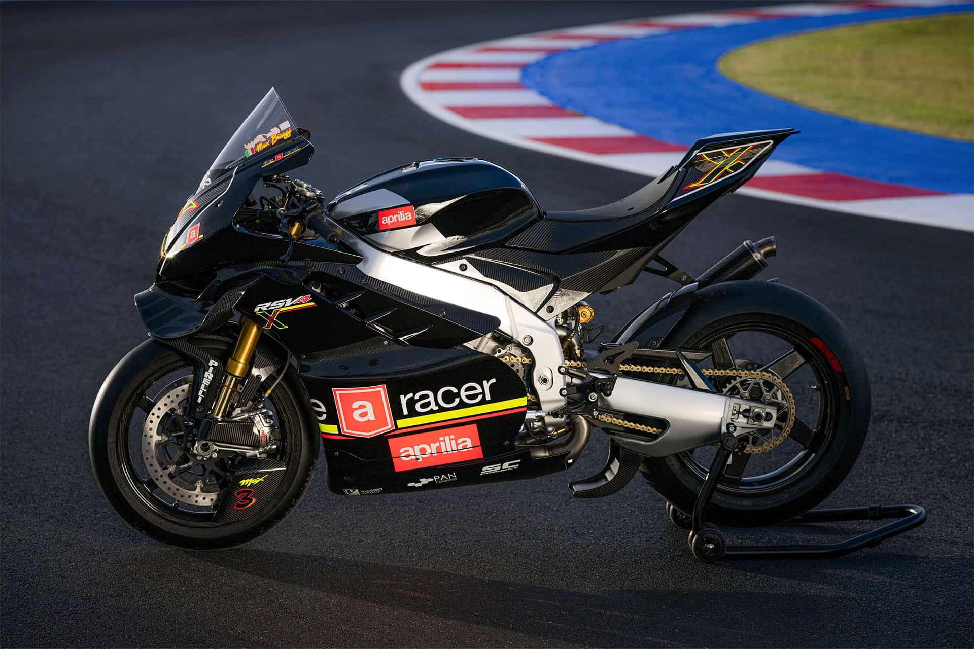Max Biaggi dimostra la sua passione imperitura per le due ruote nei test con Aprilia RSV4 X a Barcellona