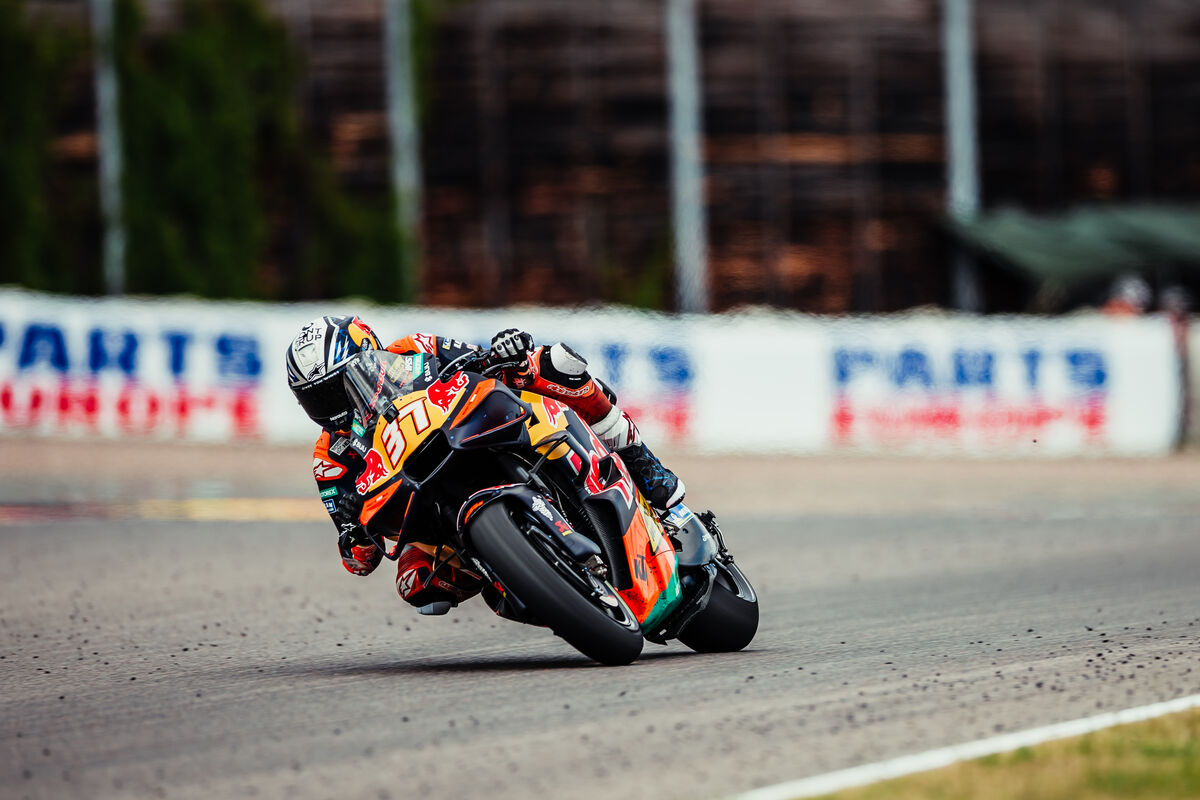 MotoGP Sachsenring: Marquez domina nel Warm-Up, incidente per Di Giannantonio